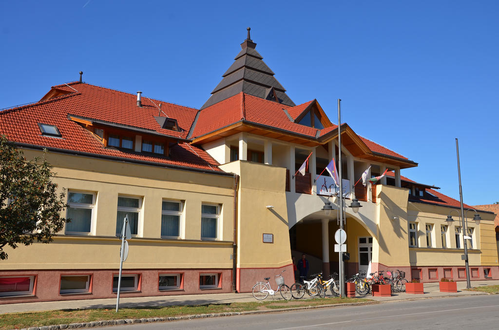 Art Garni Hotel Kanjiža エクステリア 写真